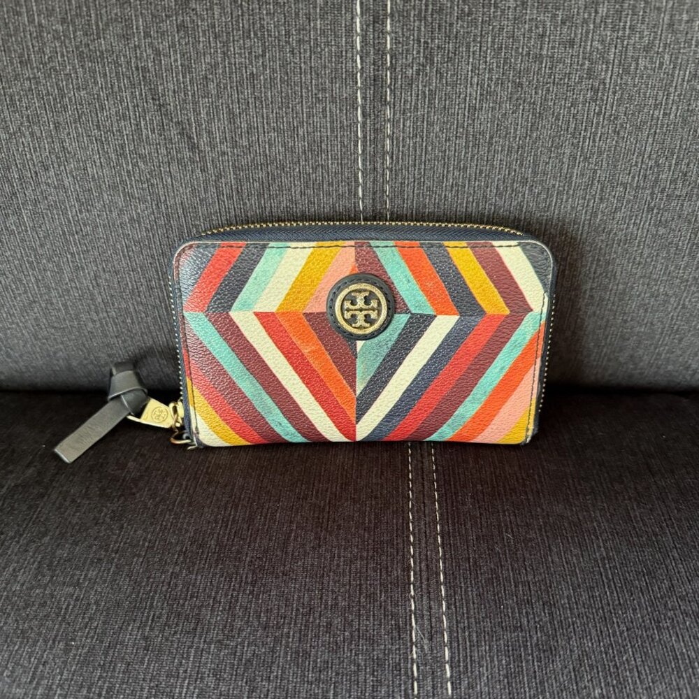 Tory Burch Kerrington diamond zip around wallet (multi-colored)